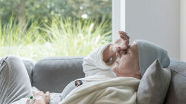 iStock-1034326676_verlängert - Eine Krebstherapie ist anstrengend und belastend. Die Basispflege sollte deshalb als angenehm empfunden werden. Wichtig dafür sind Geruch und Konsistenz. Idealerweise wird beides bereits vor dem Kauf getestet, aber auch später ist jederzeit ein Produktwechsel möglich. - © iStock